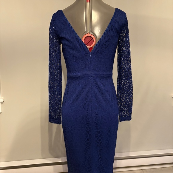 Beautiful Lace Dress - Le Chateau - Picture 2 of 3